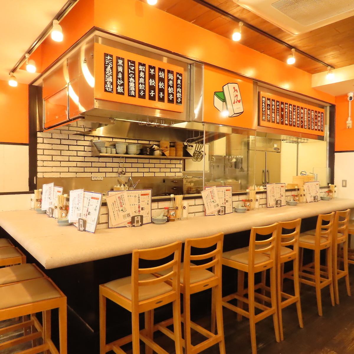 どこか懐かしい雰囲気の店内で、こだわりの餃子と点心を。