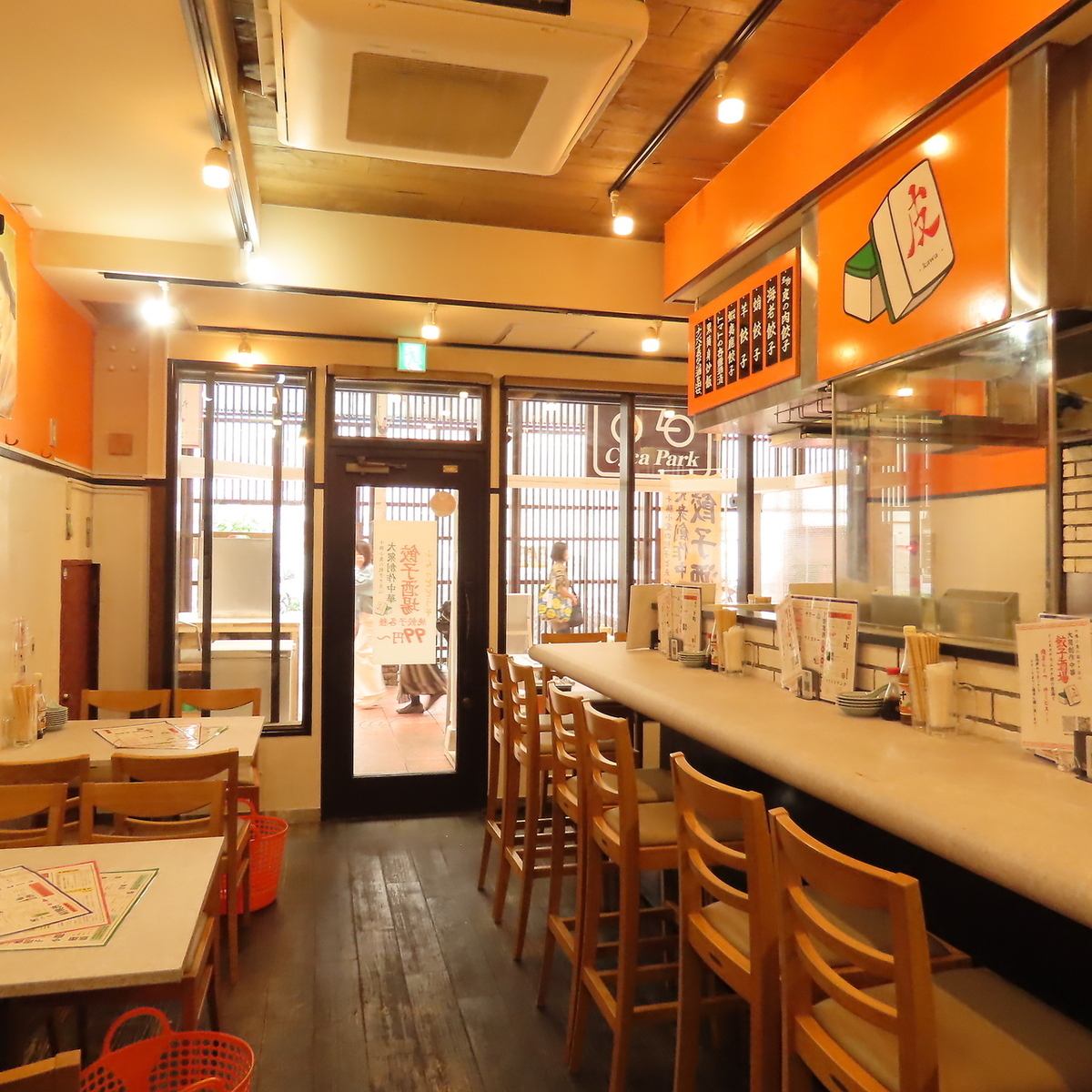 温かみあるカウンター中心の店内。