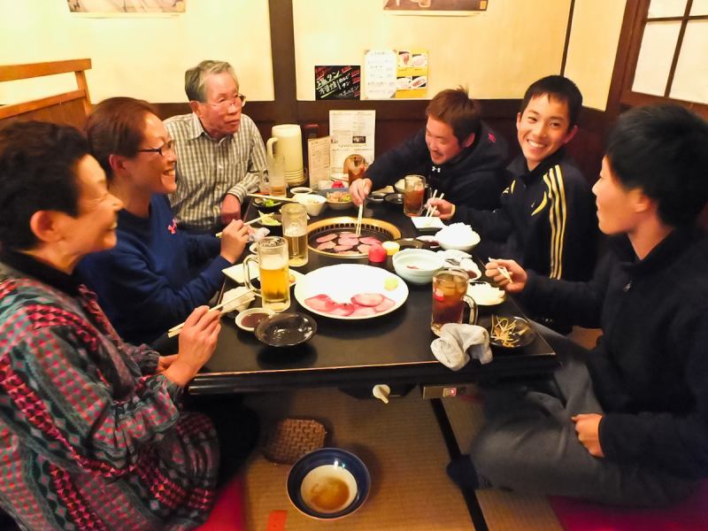 A room for 4 to 6 people.The nostalgic smell somewhere is the atmosphere I feel from tatami and folk craft.Because we have a partition, you can enjoy meals without worrying around ♪