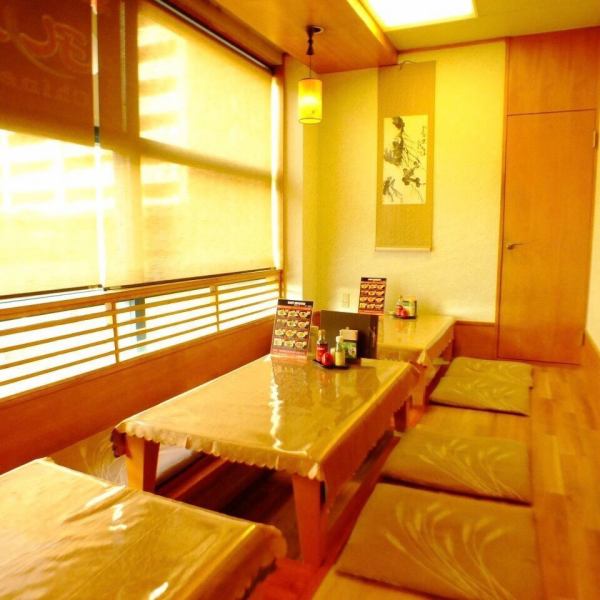 The tatami seats can be used for up to about 12 people! There is a partition so you can use it like a semi-private room without worrying about other seats.