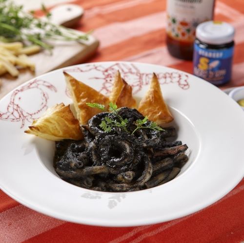 スペイン産イカスミで仕上げた墨煮ショートパスタ~アイオリソース仕立て~