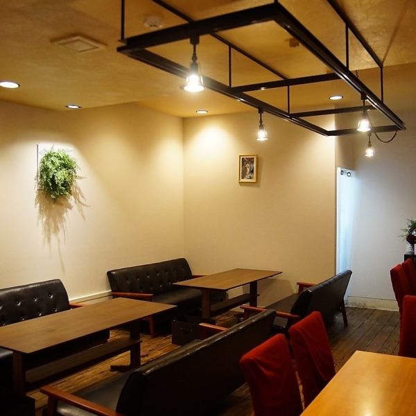 店内は広々としており、白×赤を基調としたおしゃれな空間となっております。女子会やデートの利用はもちろん、お仕事帰りの飲み会や二次会、打ち上げのご利用にどうぞ♪最大31名様までご利用可能です！！