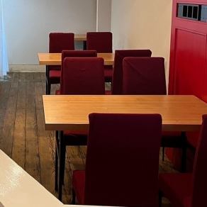 4人掛けのテーブル席となっております。お食事や女子会、ちょっとした飲み会にもぴったりです◎