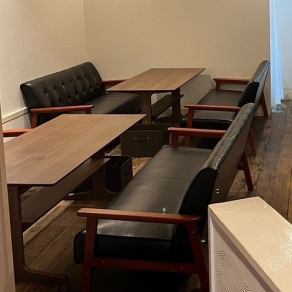 ソファ席はローソファとなっており、ゆっくりとお寛ぎいただけます。お食事会や飲み会にぜひご利用ください！