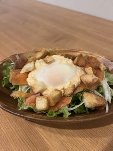 自家製タルタルソースとスモークサーモンのサラダ