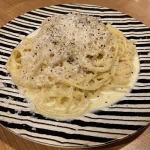 チーズと黒コショウのパスタ