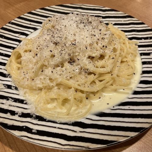 チーズと黒コショウのパスタ