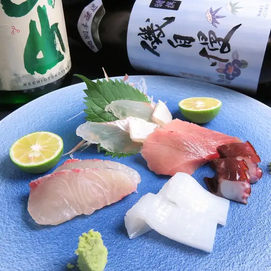 A restaurant with a chef who speaks in the Awa dialect and serves exquisite dishes... It also has private rooms with a relaxing, hidden-away feel.