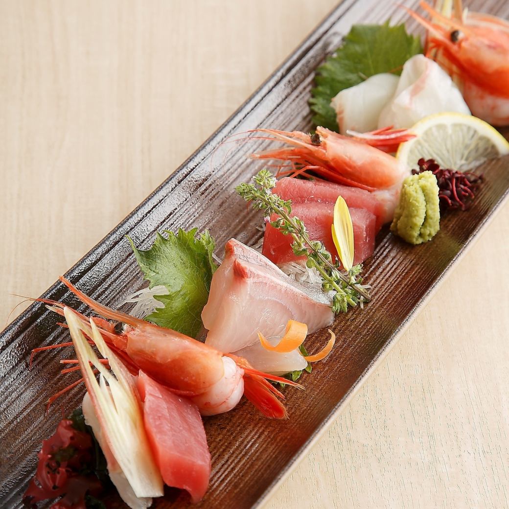 您可以享用我们的特色菜，例如用新鲜海鲜制成的生鱼片。