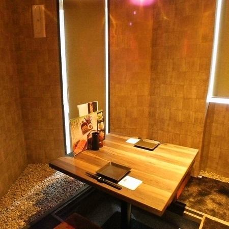 【デート・女子会にも】店内は和モダンでくつろげる空間。落ち着いた雰囲気の個室でゆったりとお過ごし頂けます。デートや記念日、接待などプライベートな飲み会にご利用ください。疲れた足を伸ばしながらお食事をお愉しみいただけます。