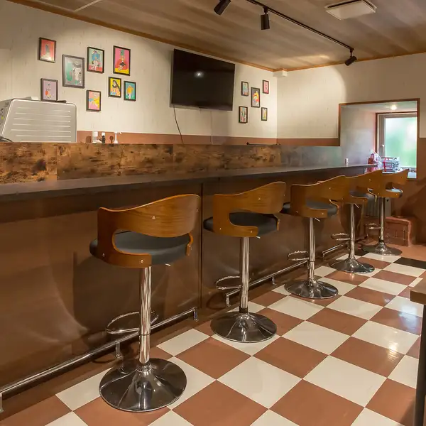 落ち着いた雰囲気が魅力のカウンター席は、まさに当店の特等席。ゆったりとした時間を過ごしたいお一人様でのご利用や、大切なパートナーとの心地よい語らいのひとときにもおすすめです。ランチタイムも大歓迎ですので、昼夜を問わず、いつでもふらりと気軽にお立ち寄りいただき、特別なひとときをお過ごしください。
