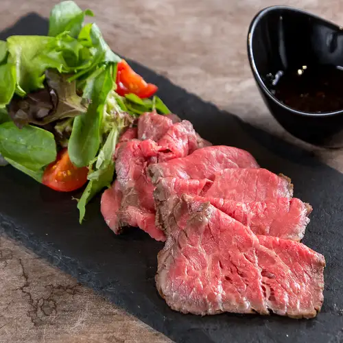 黒毛和牛の贅沢ローストビーフ！肉本来の旨味をどうぞ