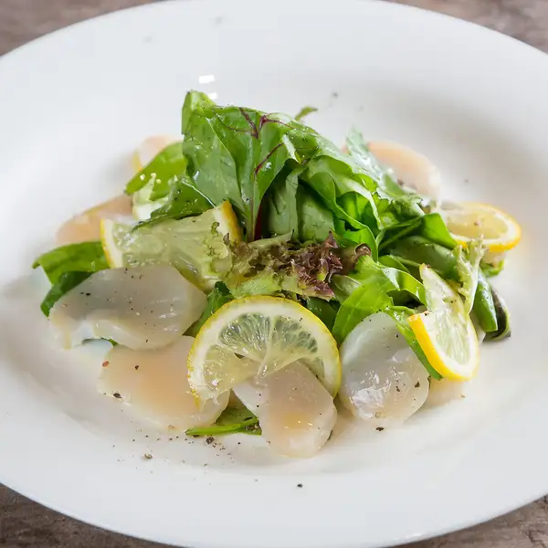 オリーブオイルとレモンで味わう！新鮮野菜と平貝の素材際立つ、爽やかでヘルシーな上品一皿