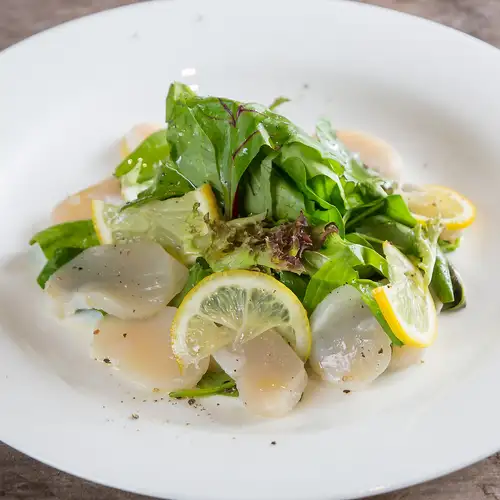 オリーブオイルとレモンで味わう！新鮮野菜と平貝の素材際立つ、爽やかでヘルシーな上品一皿