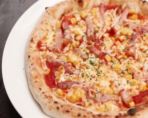 Thick-sliced bacon and sweet corn pizza