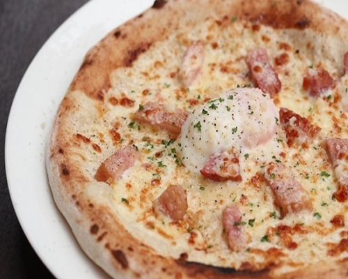 Pizza carbonara with soft-boiled egg
