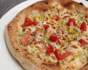 Genoa pizza with salmon, fresh tomatoes and sweet corn