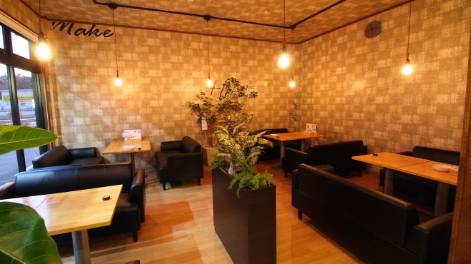 There are many sofa seats ♪ Due to popularity, please make a reservation.The seats are spacious and you can enjoy your meal in a relaxed manner.