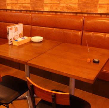 可容纳4人的餐桌椅♪如果您有大量顾客，可以连接座位☆