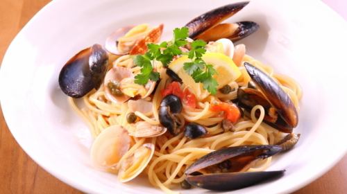 Mussels and clams lemon-flavoured aglio olio