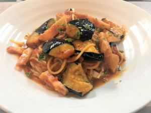 Tomato sauce pasta with thick-sliced bacon and fried eggplant