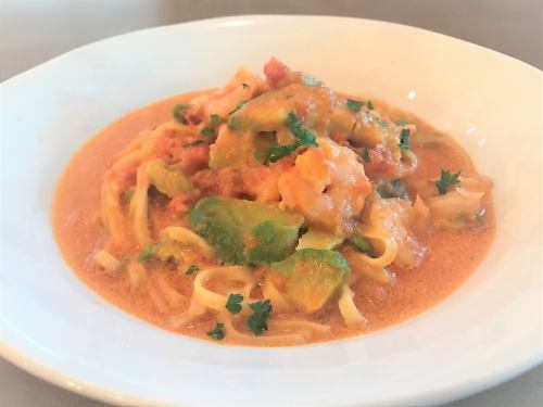 Rich tomato cream pasta with plump shrimp and avocado [Fresh pasta]