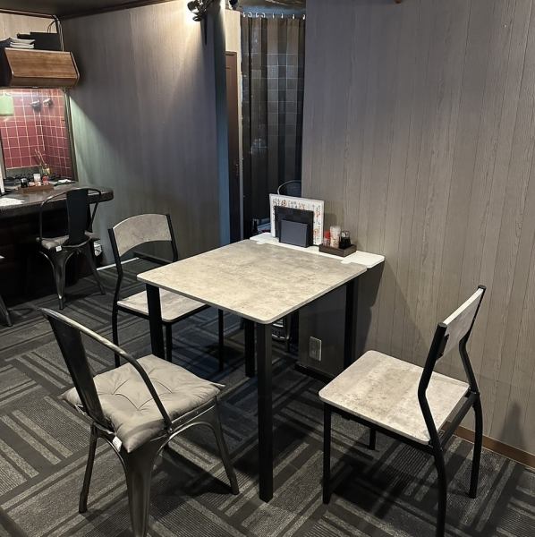 居酒屋ならではの程よい喧噪が心地よい店内は、肩肘張らずにリラックスして過ごせる空間です。各席は心地よい距離感で設計されており、居心地の良さを重視。ゆったりとした空気感の中で、季節の食材を活かした料理やドリンクをじっくり満喫ください。仕事終わりの一杯や、2軒目利用としても気軽にお立ち寄りいただけます◎