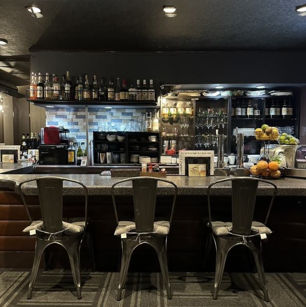 駅から程よく離れた場所に佇む当店は、街の喧騒を忘れて落ち着いた時間を過ごせる大人の隠れ家的な雰囲気が魅力。店内はゆったりとした空気が流れ、幅広い世代のお客様に心地よくお過ごしいただけます。産地にこだわった季節食材のメニューも充実しており、家族や友人、大切な方と、心安らぐ夜をお過ごしください。