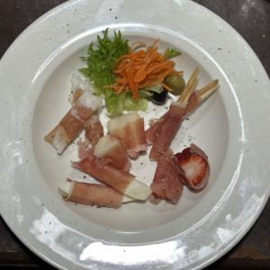 里いもとマッシュルームのアヒージョ/色々な生ハム巻き食べ比べ