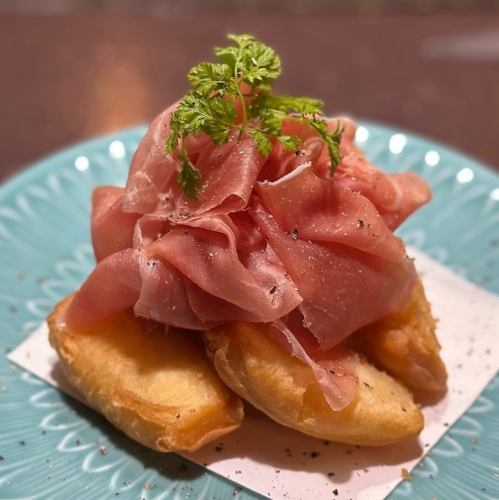 揚げパンと削りたて生ハム/二種の削りたてハムサラダ