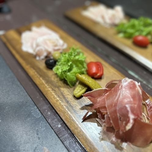 佐賀県産生ハム(コントラマサ) スペイン産ハモンセラーノの盛合せ