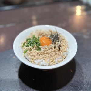 鶏そぼろ飯 卵黄のせ/肉みそ丼 温泉玉子のせ