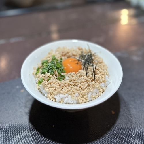 鶏そぼろ飯 卵黄のせ/肉みそ丼 温泉玉子のせ
