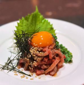 牛炙りユッケ/カツの玉子とじ