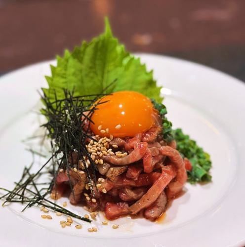 牛炙りユッケ/カツの玉子とじ