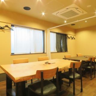 【個室のご予約はコース料理の方お客様なります】4名様から12名様までご利用頂けます。ご接待やご友人との飲み会や、ご家族とのお食事に最適です。料理と会話をしながらお楽しみください。【コース料理は、皆様　同じコースでお願いしております】【コース料理以外の方、当日、個室が空いている場合４名様よりご予約可