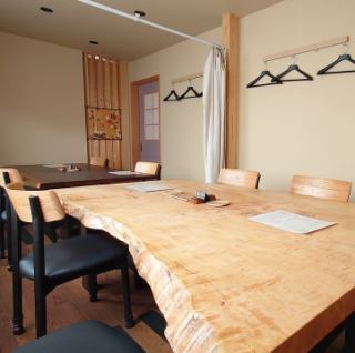 【個室のご予約はコース料理のお客様となります】4名様から12名様までご利用頂けます。ご接待やご友人との飲み会や、ご家族とのお食事に最適です。料理と会話をしながらお楽しみください【コース料理は、皆様　同じコースでお願いしております】【コース料理以外の方、当日、個室が空いている場合４名様よりご予約可】