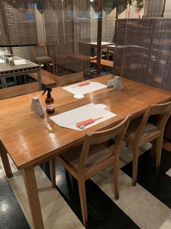 It is a seat for a small number of people, such as a casual drinking party after work or a meal with friends.* Alcohol spray and acrylic board partitions are provided to prevent infectious diseases.