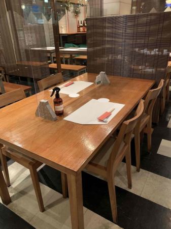 Relaxing table seats.Please enjoy yourself while enjoying delicious food.* Alcohol spray and acrylic board partitions are provided to prevent infectious diseases.