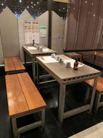ご宴会向きのテーブル席は、16名様までご対応可能。※感染症対策でアルコールスプレー、アクリル板の仕切りを設けております。