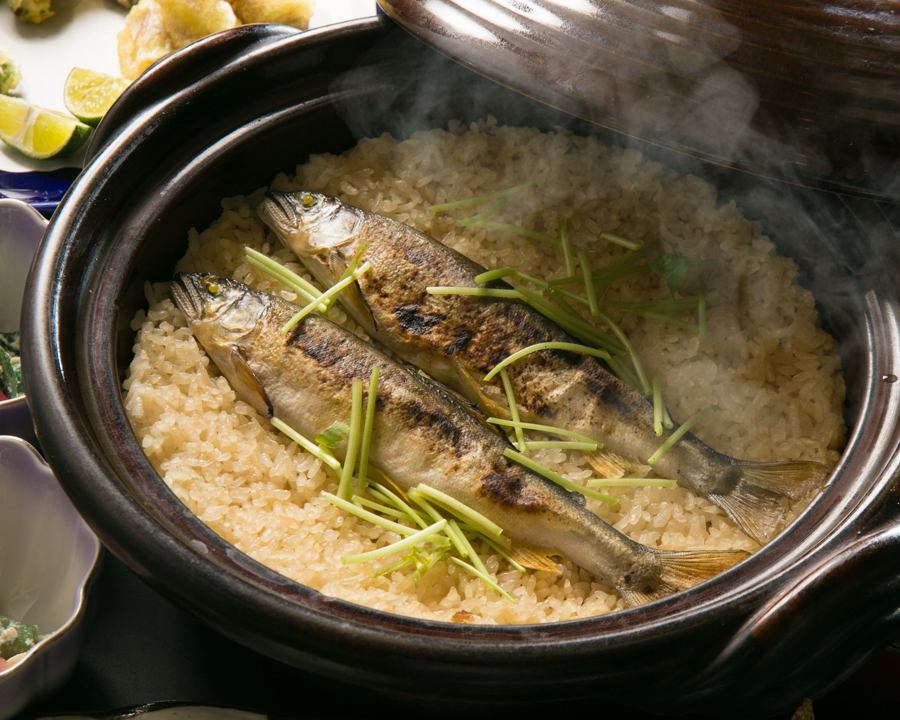 名物の土鍋ご飯は、季節の食材を使用。
