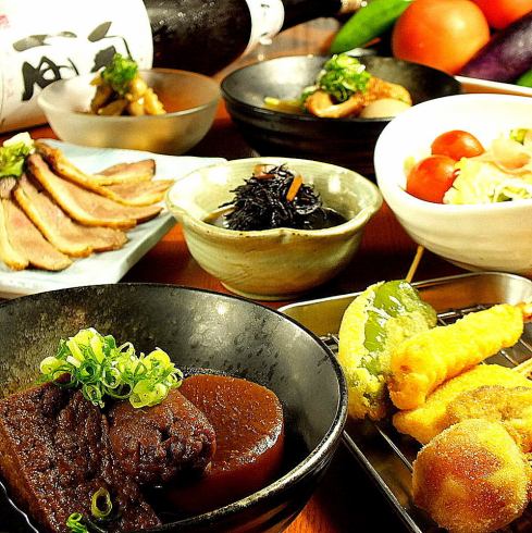 3,500日元含无限畅饮、火锅菜肴以及使用时令食材的套餐。