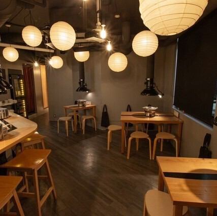 ジャズが流れるシックな大人の空間で、ゆったりとした時間をお過ごしいただけます。焼肉店とは思えないほどおしゃれな空間は、特に女子会で好評です♪高性能の換気システムを採用しているため、煙や匂いが気にならず、いつでも快適にお食事を楽しめるのも魅力です。