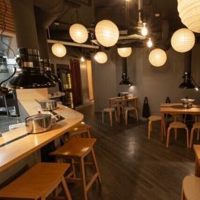 カウンター席は、和風で統一されたシックな内観の中で、良質なホルモンと店主厳選のナチュラルワインを楽しむのに最適なお席です。気軽にお一人様でも立ち寄れるのが魅力。リラックスしたい独りの時間にぴったり!