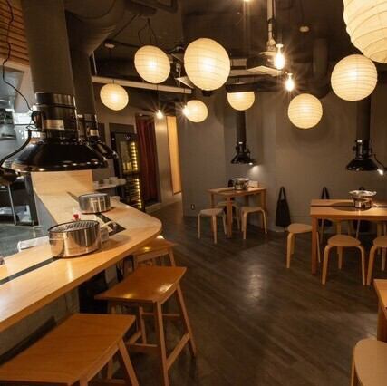 カウンター席は、和風で統一されたシックな内観の中で、良質なホルモンと店主厳選のナチュラルワインを楽しむのに最適なお席です。気軽にお一人様でも立ち寄れるのが魅力。リラックスしたい独りの時間にぴったり!