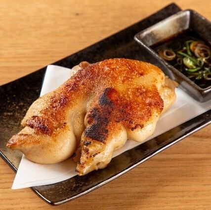 カリッと香ばしく焼き上げた、九州名物の焼き豚足