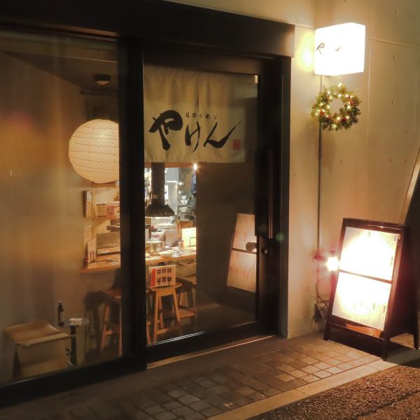 カウンター席では、お一人様やサク飲みでのご利用も大歓迎です。職人が下処理にこだわった自慢のホルモンは、新鮮さが命。和風で統一されたシックな内観の中で、良質なホルモンと店主厳選のナチュラルワインを合わせて、至福のひとときをお過ごしください♪