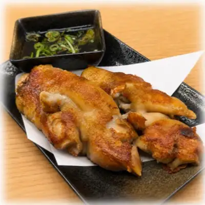 カリッと香ばしく焼き上げた、九州名物の焼き豚足