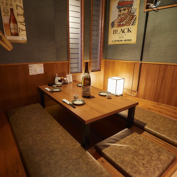 木目基調の店内は明るく話の弾む空間です♪テーブル席、カウンター席がありますので大人数から1名様まで幅広く対応可◎熱々の 焼き餃子、トロトロに煮込まれた 茹でタン、優しい出汁がしみた 鶏もも一枚煮込み。美味しいつまみとお酒で楽しい時間をお過ごし下さいませ。