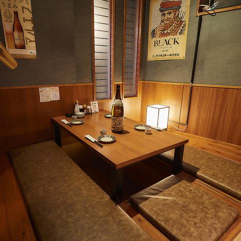 木目基調の店内は明るく話の弾む空間です♪テーブル席、カウンター席がありますので大人数から1名様まで幅広く対応可◎熱々の 焼き餃子、トロトロに煮込まれた 茹でタン、優しい出汁がしみた 鶏もも一枚煮込み。美味しいつまみとお酒で楽しい時間をお過ごし下さいませ。